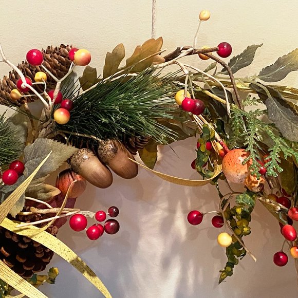 Gorgeous Natural Looking Christmas Holiday Door Wreath Pine Berries Pine Cones - Picture 2 of 5